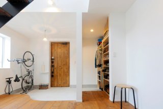 土間風の玄関はご主人愛用の自転車を置いても余裕の広さ。土足で使えるシューズクローゼットも造作