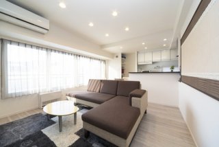 世代別リフォーム 50代 50代のリフォーム、リノベーション。介護と同居、近い将来を見越して計画。子どもが独立し、リフォーム。換気と断熱を第一に考えた、スケルトンリフォームです。二重床下地の採用によるキッチンや暖房の位置変更。天井を下げて各部屋にダウンライトを設置。風の通り道を確保し、各所にエコカラットを採用。浴室の壁もホーローを採用。水を流すだけでお手入れが楽。施工は住友不動産マンションリフォーム