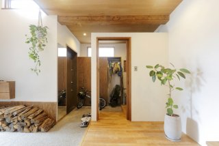 土間クローゼットとの出入り口は天井までの壁にせず、上部を開けて。光が通って明るく、圧迫感も生みません