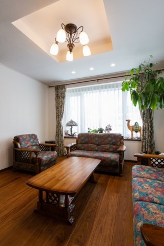 体験から学ぶ「部屋を増やす・減らす」リフォームのお悩み。「よかった！」という声をプランドゥリフォームに掲載された記事からご紹介します。老後や介護のために＜戸建て減築＞車椅子を利用しても暮らしやすい家にしたい。札幌で介護のためのバリアフリー住宅へのリフォーム事例。ドアを減らし、トイレや階段などを広く設計。出入りが不便な2階玄関を改善。外階段を廃し、１階部分に玄関を移設。車を２台置けるスペースを確保するため１階の間取りを変更し、車庫スペースを拡充。広幅デザインの床材を採用し、視覚的にもゆとりを感じさせるリビン