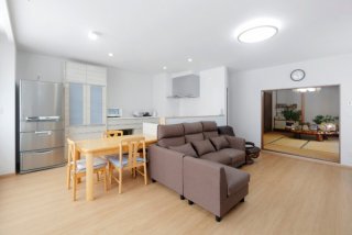 体験から学ぶ「部屋を増やす・減らす」リフォームのお悩み。「よかった！」という声をプランドゥリフォームに掲載された記事からご紹介します。2世帯暮らし＜完全分離型＞札幌市白石区の二世帯リフォーム実例。住まいのサポート21の施工事例。玄関が別々にあり、キッチン・水回りもそれぞれにある分離型2世帯住宅。内部階段で行き来ができる造りになっています。スペースを2室に振り分けて、寝室側はカウンターを造作。新たに引戸を設置使い慣れたL字型に。内窓のサッシを断熱・気密性に優れた樹脂製に変更。壁を抜いて動線を確保。