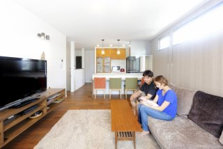 体験から学ぶ「部屋を増やす・減らす」リフォームのお悩み。「よかった！」という声をプランドゥリフォームに掲載された記事からご紹介します。2世帯暮らし＜部分共有型＞石山工務店のリフォーム事例。ホームウェル石山のリフォーム。旭川市のリフォーム。オープンハウスやモデルハウスを参考。インテリアに囲まれた暮らし。我が家テイストのアレンジ。オレンジとグリーンの椅子。プロにお任せ。玄関を真ん中に置く。スリット入りの玄関ドア。テラスとバルコニーのある家。明るすぎず暗すぎない空間。