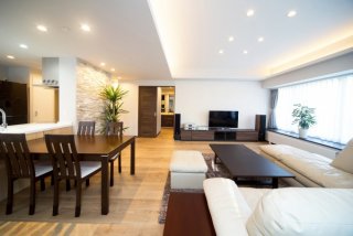 世代別リフォーム 50代 50代のリフォーム、リノベーション。介護と同居、近い将来を見越して計画。住友不動産マンションリフォーム札幌の事例。スケルトンリフォームで根本から課題を解決。寝室と水回りがダイレクトにつながる間取り。ホテルのような生活空間。壁に貼ったイタリア産天然石。