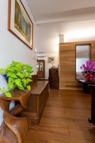 体験から学ぶ「部屋を増やす・減らす」リフォームのお悩み。「よかった！」という声をプランドゥリフォームに掲載された記事からご紹介します。老後や介護のために＜戸建て減築＞車椅子を利用しても暮らしやすい家にしたい。札幌で介護のためのバリアフリー住宅へのリフォーム事例。ドアを減らし、トイレや階段などを広く設計。出入りが不便な2階玄関を改善。外階段を廃し、１階部分に玄関を移設。車を２台置けるスペースを確保するため１階の間取りを変更し、車庫スペースを拡充。広幅デザインの床材を採用し、視覚的にもゆとりを感じさせるリビン