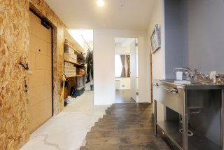 サーファーのご主人が欲しかった土間収納。マンションでは不足しがちな玄関周りの週能力を大幅アップ！