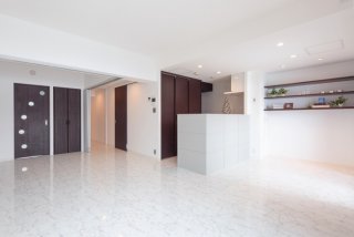 世代別リフォーム　60代　６０代のリフォーム、リノベーション。多世代同居。身体機能の衰えに備えたバリアフリー化。手入れの楽な家。在宅介護になっても安心して快適に生活できる家。生活動線の再検討から始めて、リフォーム計画。介護への備え。アイディア秀逸のウォークインクローゼット。間取りを組み直すスケルトンリフォーム。個室化できるフレキシブルな空間。大理石調の床。こだわりの白。白と市松のトイレ。足元にレールがなく開け閉めしやすい吊り戸。内窓のサッシをペアガラスに交換。入れるモノに合わせて高さが変えられる可動棚。施