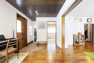 体験から学ぶ「部屋を増やす・減らす」リフォームのお悩み。「よかった！」という声をプランドゥリフォームに掲載された記事からご紹介します。母親との同居＜戸建て編＞築30年の家をフルリフォーム。滝のような雨漏りが発生し、リフォームして二世帯暮らしの事例です。車庫は小さくして食品庫兼物置に。浴室を広げ、狭くなったユーティリティは、洗面台や洗濯機の位置を変えて前より使いやすく。玄関に直結した多目的なホールは日本家屋の縁側のような自由スペース。住空間に明るさと開放感が生まれました。観音開きの扉２つは、ダイニングに新た