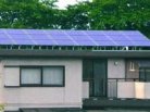 太陽光発電は、「太陽電池」と呼ばれる装置を用いて、太陽の光エネルギーを直接電気に変換する発電方式です。クリーンで膨大な太陽の光という無尽蔵のエネルギーを活用する太陽光発電はエネルギー源の確保が簡単で、地球にもやさしい資源です。