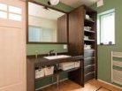 『色のバランスで大人可愛く』
大人グリーンの壁と濃い茶色の組み合わせは洗面台というよりは、まるで「家具」。テラコッタ調の床と白いドアが大人な空間に優しさを演出しています。造作の持ち味を存分に生かしていますね。