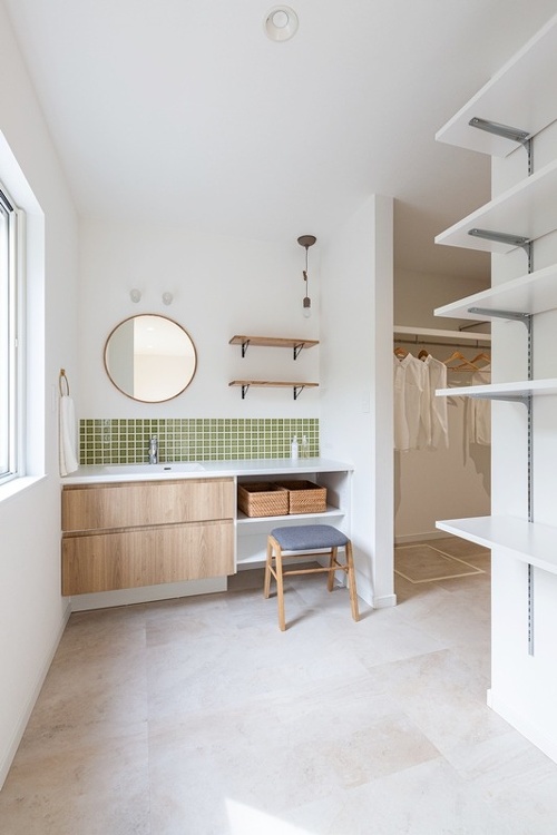 動線抜群の洗面室。洗濯したものをしまうのにも便利な動線です