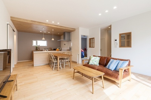 ナチュラルテイストのインテリアは、自然の温かみと豊かさを日々感じさせてくれる空間