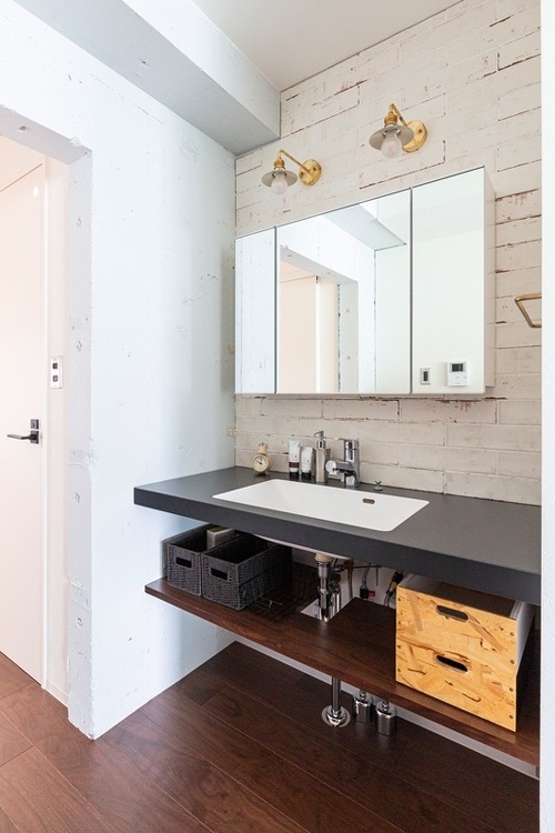 【Washroom】脱衣室から独立させた洗面スペースは、照明やタイル壁でインダストリアルな趣をプラス。モノを置いてもスッキリして見えます。