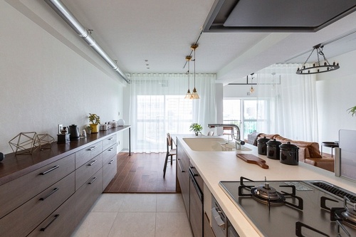 【Kitchen】壁向きだったキッチンは対面式のペニンシュラタイプに。収容量たっぷりのパントリーが横に設けられているのも便利です。