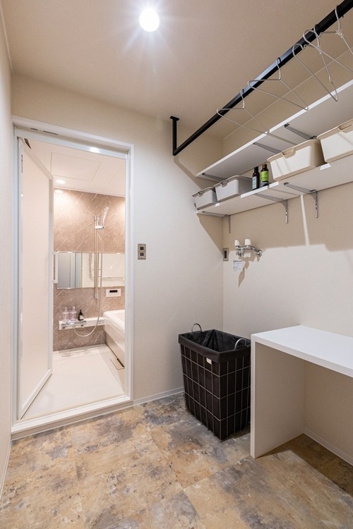 【Bathroom】洗面台がない分、広く使うことができる脱衣室。ドラム式の洗濯機を置いてもゆったり使えるのは、ストレスも少なく魅力的です。