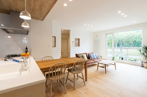 独立していたキッチンは、正面の大きな 窓越しに外の景色が楽しめるオープン な対面型に