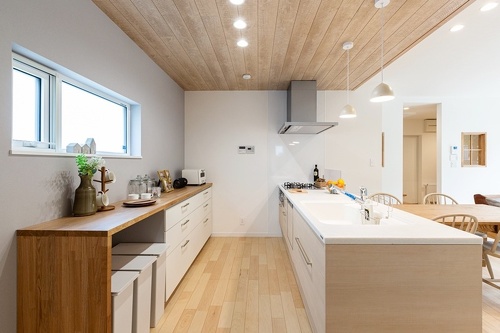 背面にはキッチンキャビ ネットと同じ長さ2.55mのカップボー ド、横にはパントリーも備えています