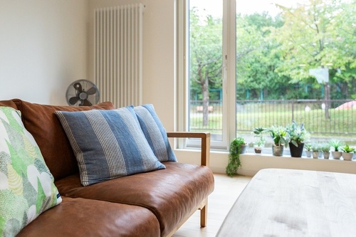 景色を楽しみたいリビングは、 耐震性に優れたYKK APの窓「フレーム2」を採用し、大きく開口