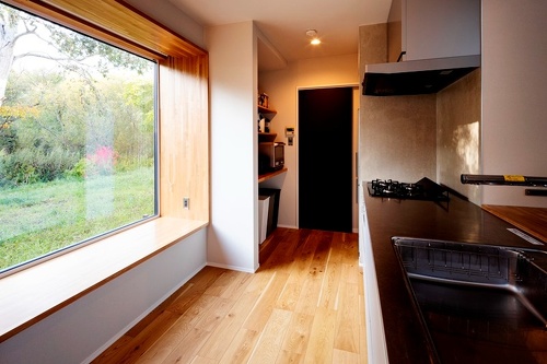 ヌックとキッチンの間に十分な広さを確保。キッチン奥はファミリークローゼット