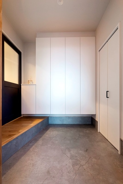 天井までの収納を造作して、ふたり分の靴類がすっきり収まる容量を確保