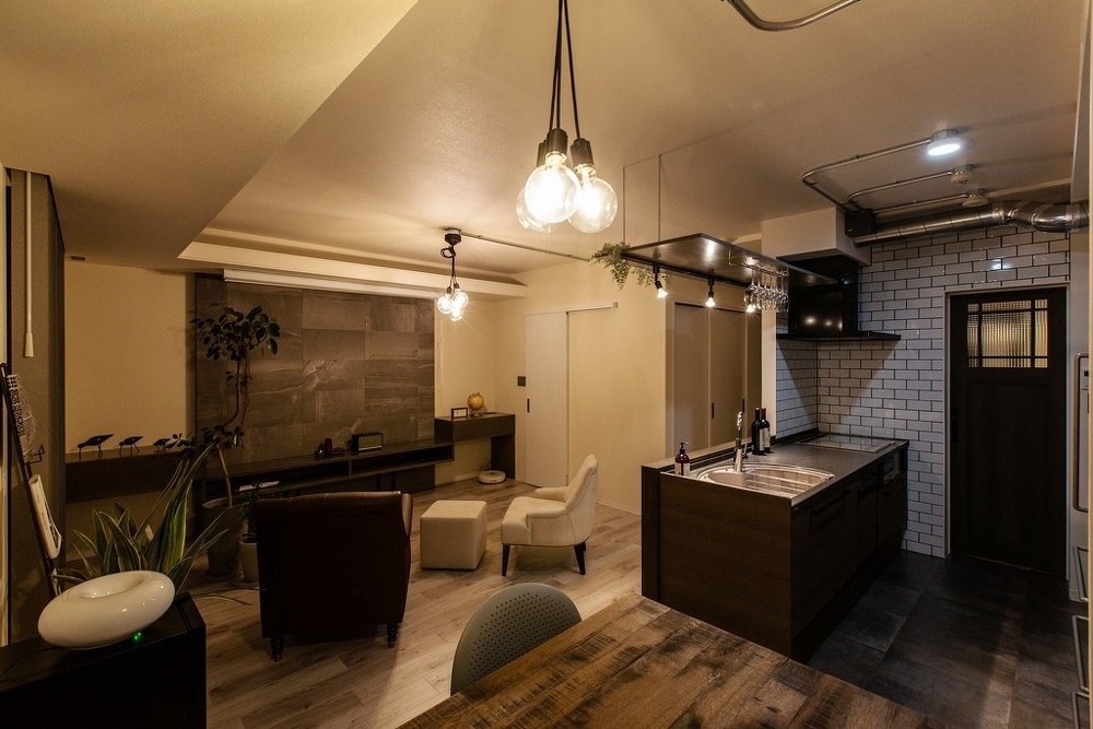 薄暮から夜にかけて、さらにムーディなLDK。エコカラットの石調や照明も素敵です