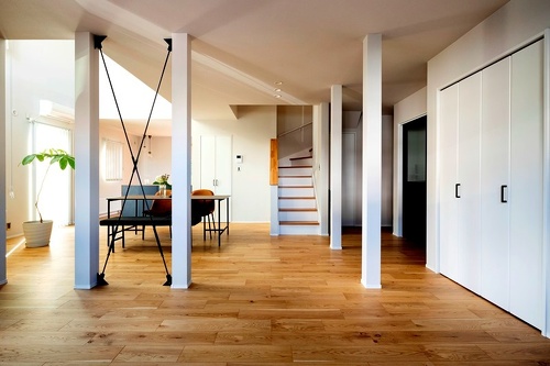 構造上抜けない柱を開放空間のアクセントとして活かして。デザインのようなアイアンの筋交いにもセンスがうかがえます