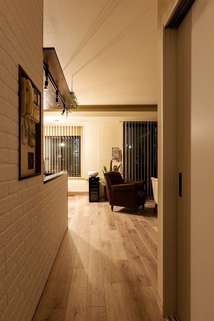 ホールからLDKまで白いレンガ調の壁を連続させて。アプローチの仕方にも素敵な演出が込められています