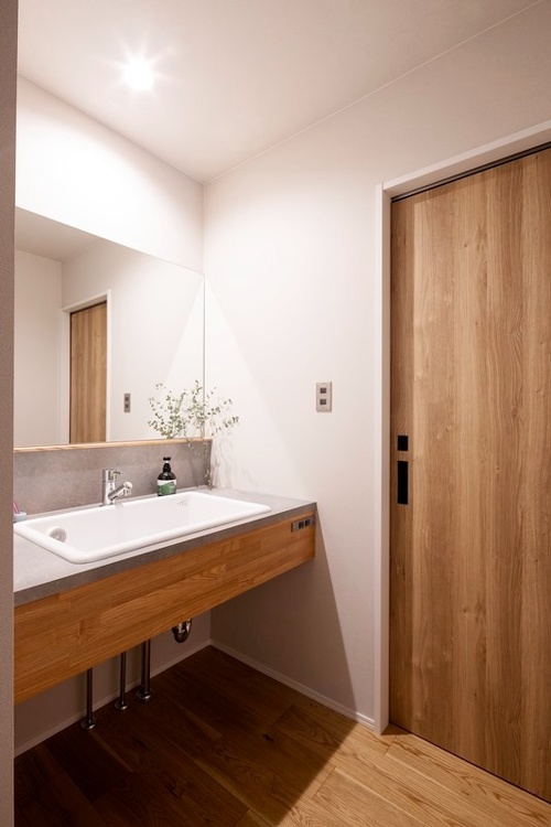 洗面室をユーティリティから独立させて洗面台を造作。大きな鏡と理科実験用シンクがおしゃれ