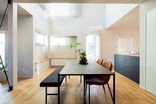 柔らかな光が降りそそぐ吹き抜けが気持ちいいダイニング。休日の夜などは、会話を弾ませながらここで家飲みを楽しんで