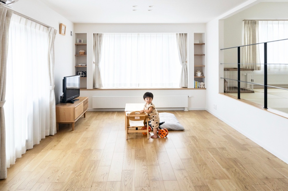 壁を取り払った和室からも陽ざしが差し込むリビング