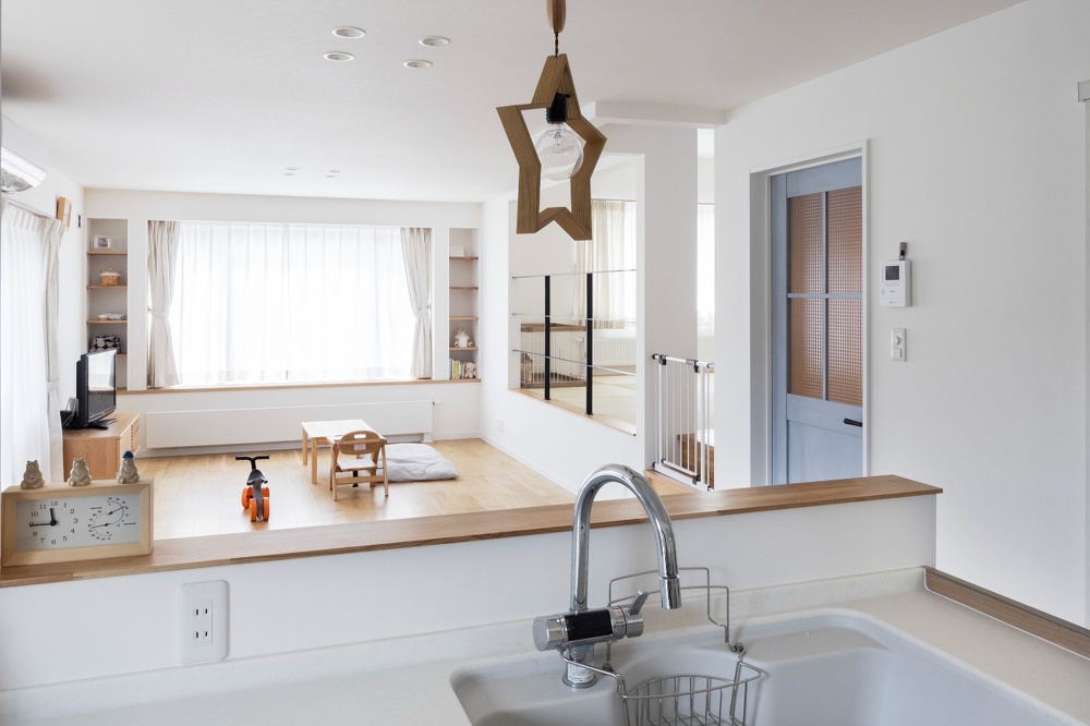 広々としたリビングが見渡せるキッチンからの眺め