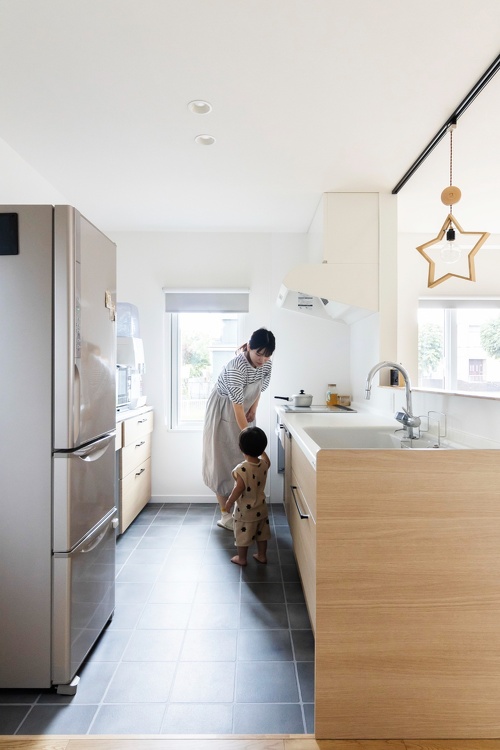 広々5帖のキッチンには、石目調のフロアタイルを使用