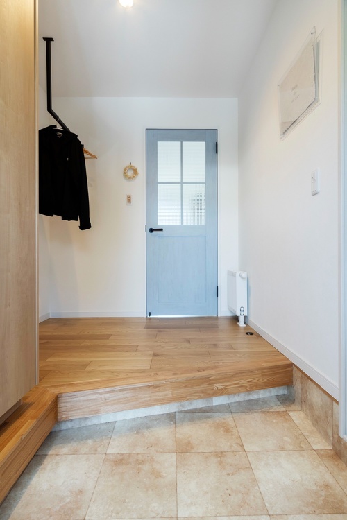 かわいらしいリビングドアのある玄関