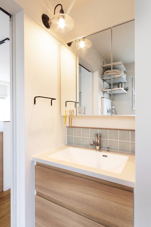 タイルや照明もおしゃれな洗面