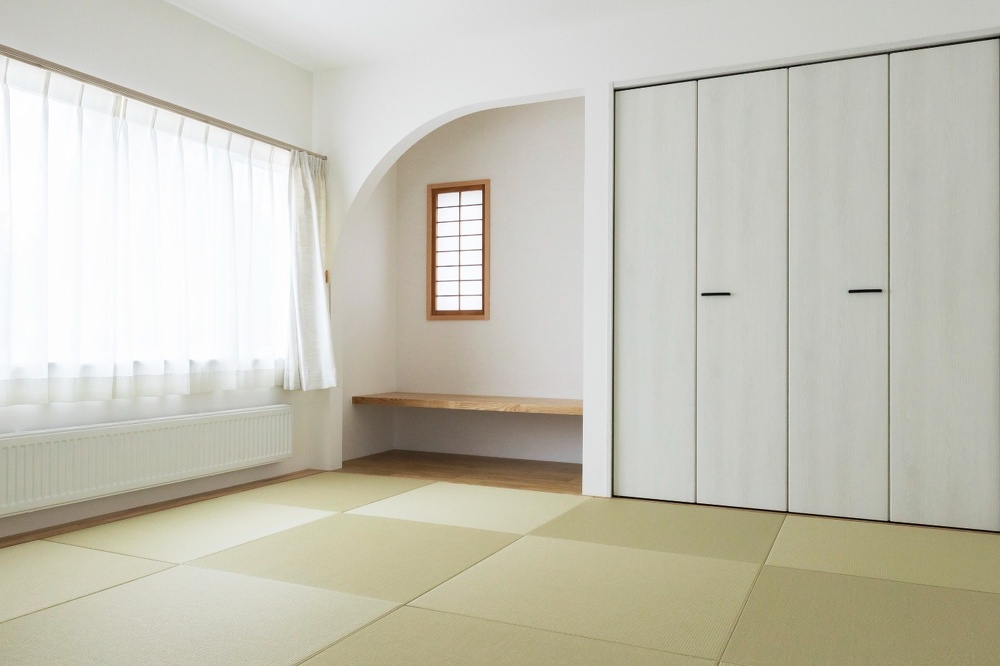 既存の障子窓が映える床の間。おしゃれな垂れ壁を造作