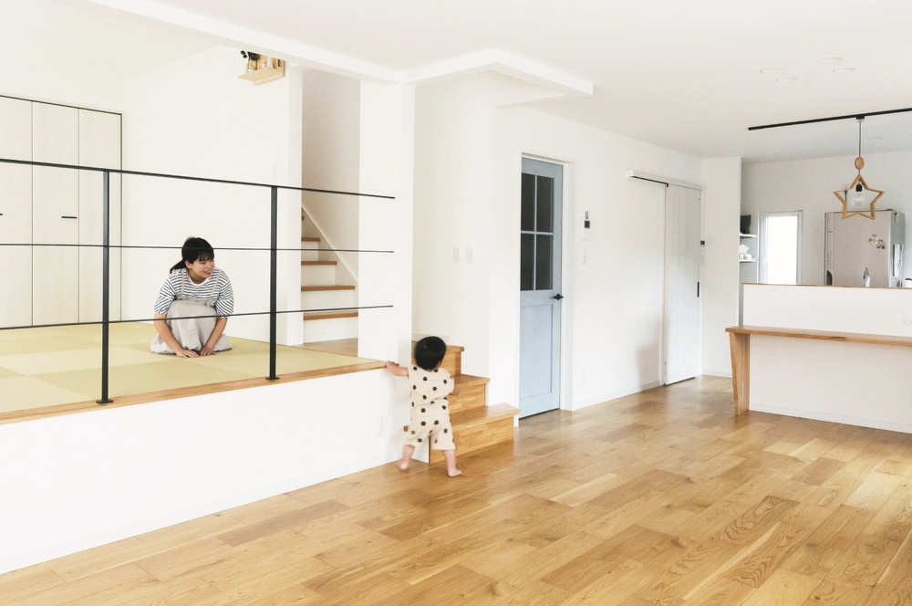 既存の壁を撤去してた、開放感のあるスキップフロアの和室。全体のデザインを考えてアイアンの手すりを設置