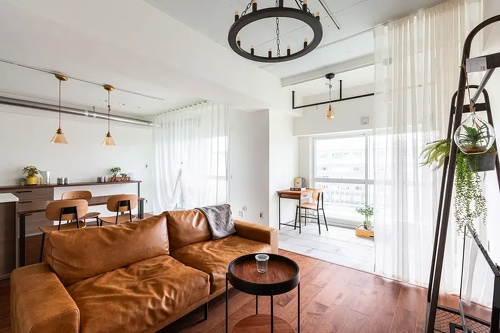 インダストリアルな雰囲気を取り入れた、インナーテラスのあるマンションリノベーションモデルハウスイメージ