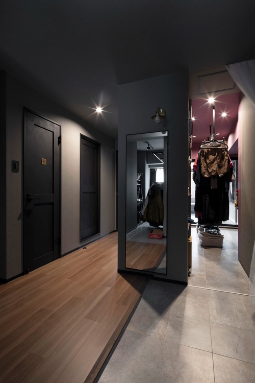 リビングに向かって2way動線の玄関。リビングにつながる廊下のドアはブラック