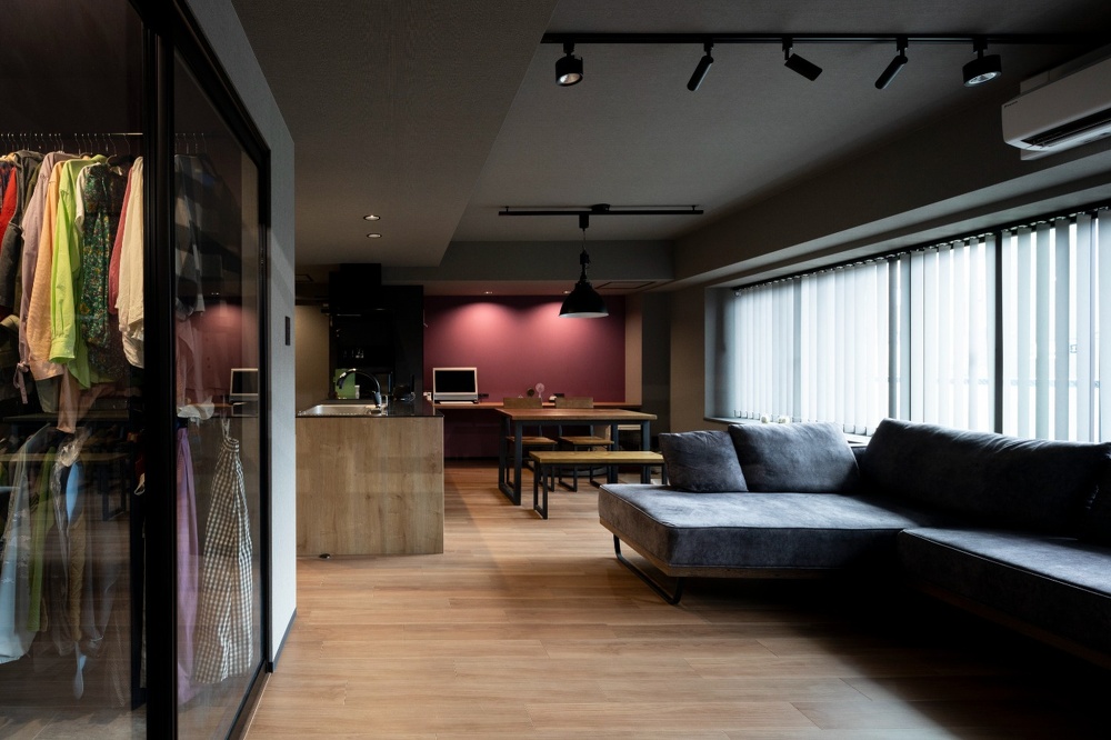 ワークスペースの壁はモーブピンク