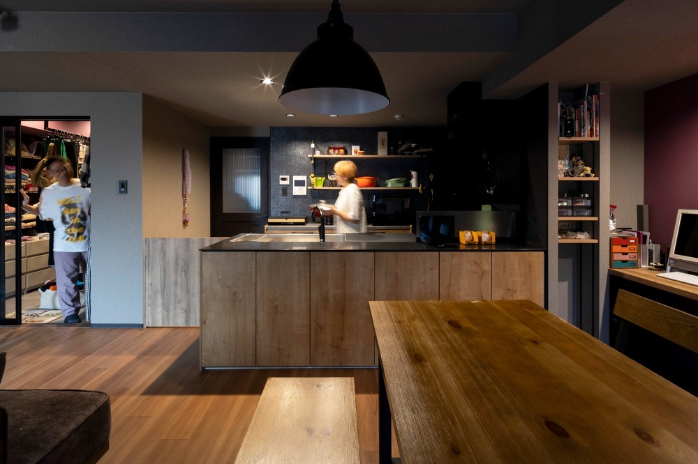 キッチンの腰壁は木調。横のワークスペースなどには使いやすい棚を造作。