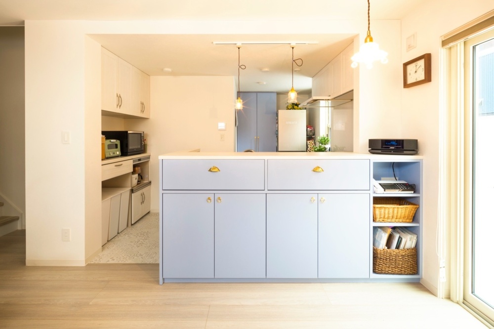 キッチンは奥さま好みのウェッジウッドカラーに。収納の貝殻デザインの取っ手までトータルにコーディネートされています