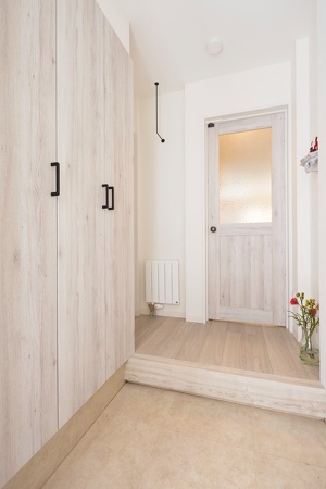 玄関もLDKと同様に白っぽい楚々とした印象に