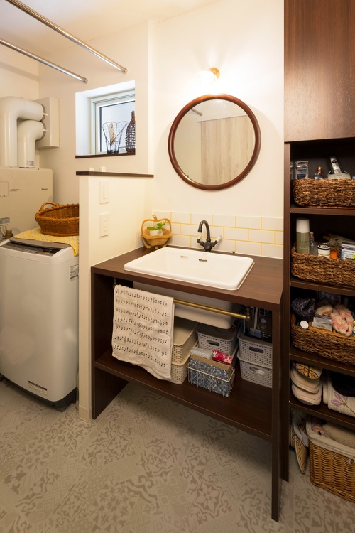 洗面台は、奥さまお気に入りの鏡に合わせて造作しました