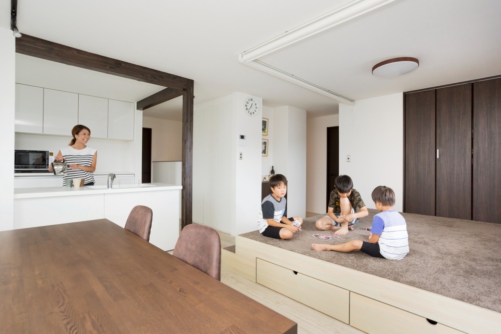 小上がり。悠々自適に暮らせる完全分離型の２世帯リフォーム。ブルックリンスタイル。2世帯住宅計画。隠し部屋のような和室。真っ白なキッチン。すりガラスの窓。広々としたユーティリティ。玄関にレザー調のクロス。黒のクロスにエンボス柄のウォークインクローゼット。キーカラーは色数を抑えて渋いトーン。