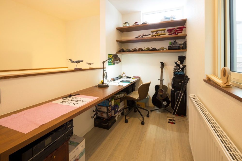 プラモデルやラジコンが趣味のご主人と、川柳を嗜まれるお父さまが並んで座れるロングカウンター。2階ホールのオープン空間なのが「家族の気配がわかっていい」とご主人