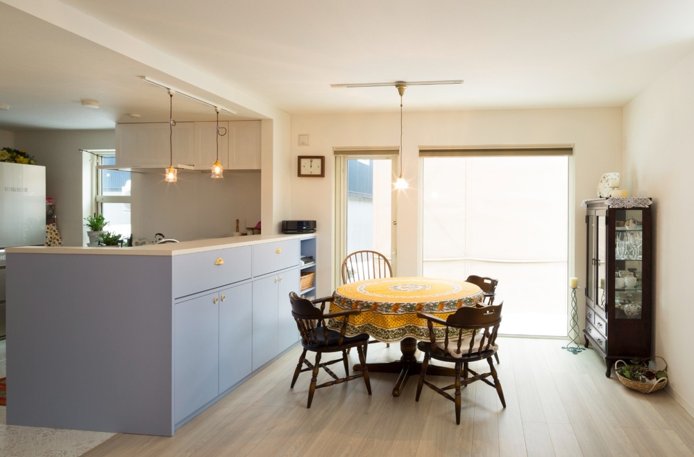 暖房パネルなどが目に入らない床暖房ですっきりとしたリビング・ダイニングが実現。足元からの暖かさにも「快適です」と、お三方ともとても満足されています