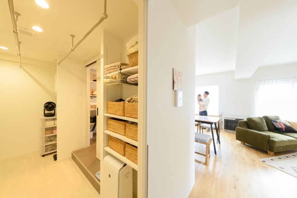廊下からLDKへ、ユーティリティへ、ぐるりと移動。子育て中のさまざまな動きもラクにできます