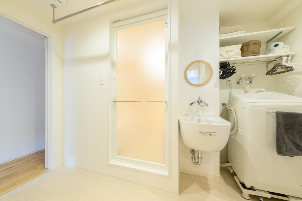 洗濯機横に設置したスロップシンクは奥さまの要望。衣服の泥汚れや雑巾などはここでじゃぶじゃぶ洗えます