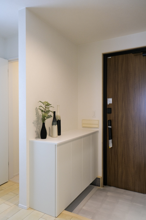 富丘リノベーションモデルハウスの土間収納もある玄関