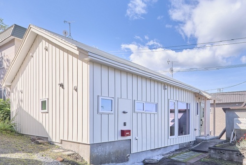 三角屋根に白のガルバリウムでおしゃれな外観