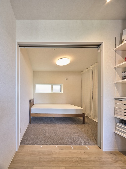 寝るだけの寝室は4.4帖と最小限に